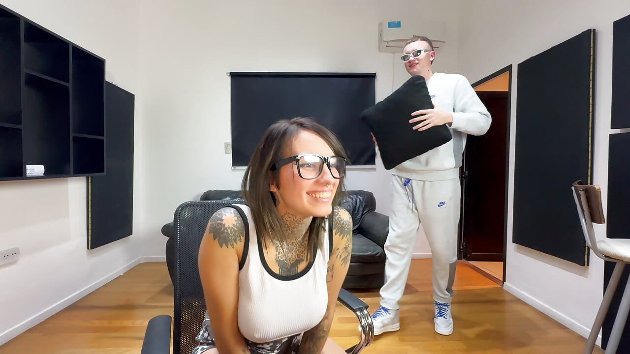 Luz Chann hat eine Meisterklasse darin gegeben, wie man einen guten Blowjob gibt, und ich bin schließlich auf ihr Gesicht und ihren Mund gekommen.