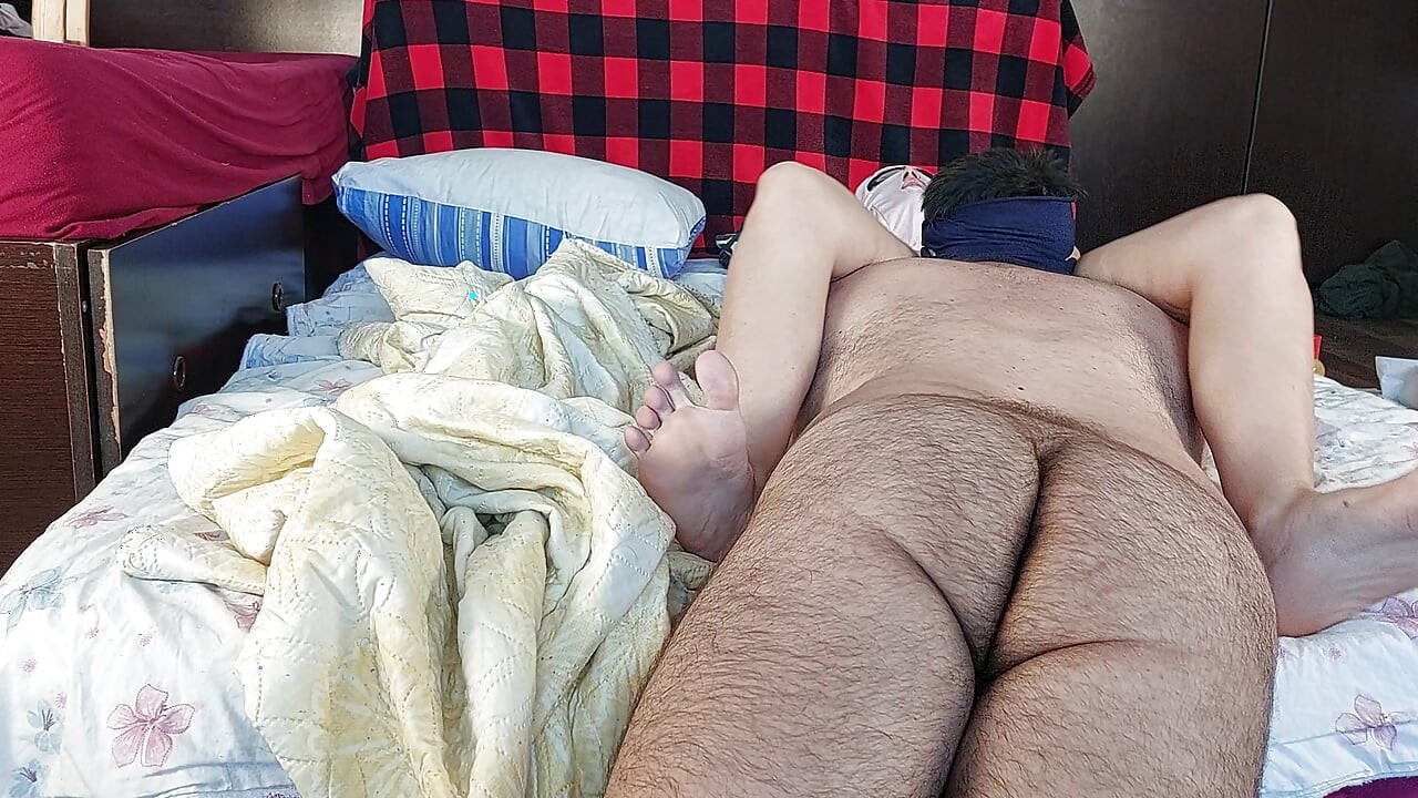 Sensual massage of a hot amateur couple with oil on the body. The woman masturbates me until I do.