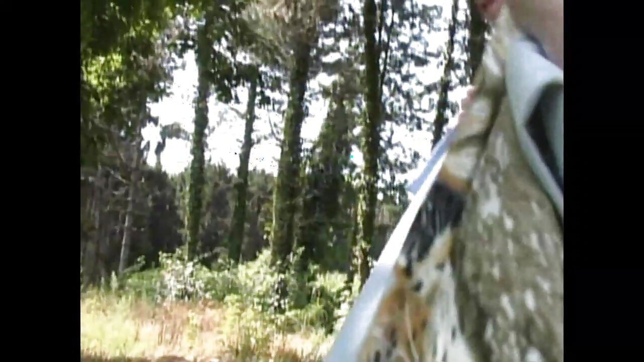 Hete rondborstige amateur gemaskerde MILF masturbeert haar harige poesje met een dildo in het bos