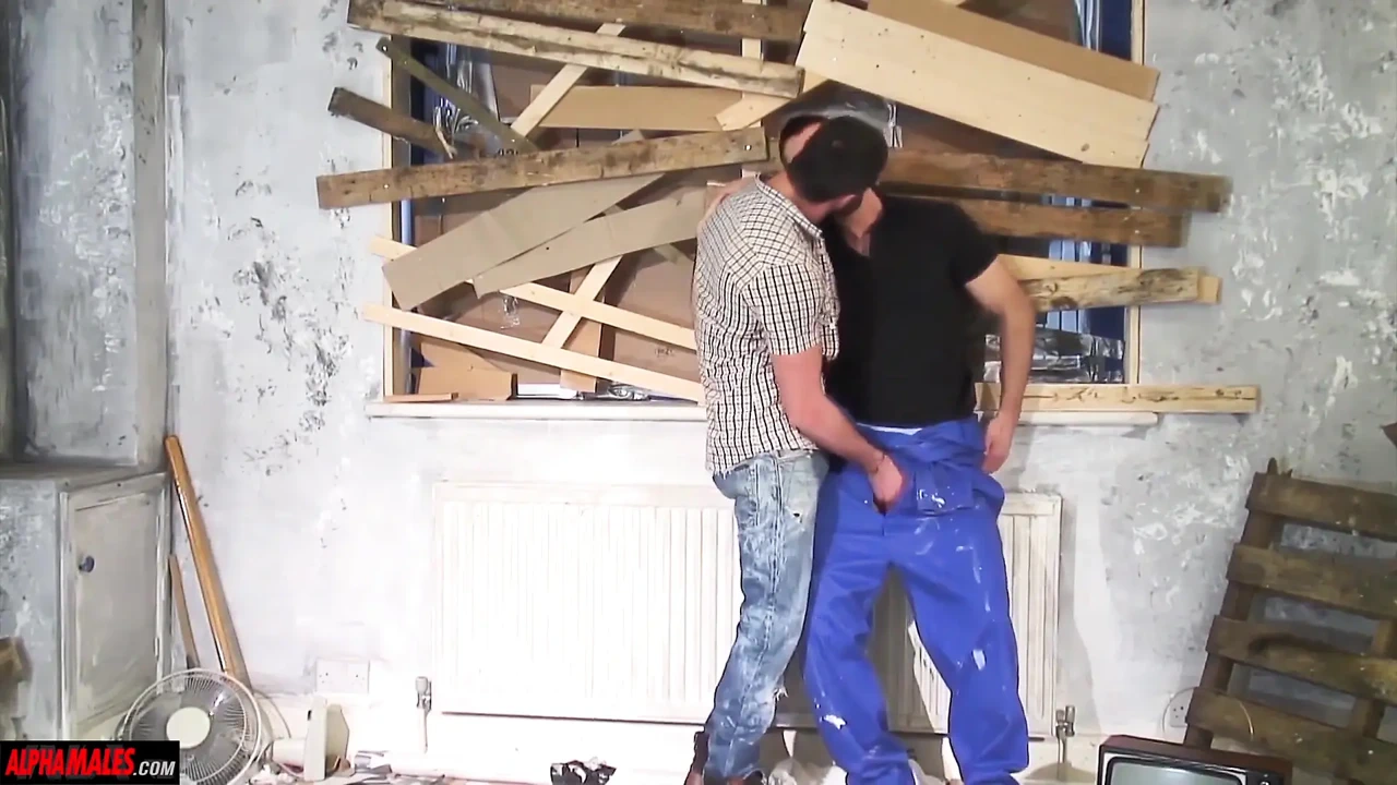 Alphamales – Two virile men on a construction site