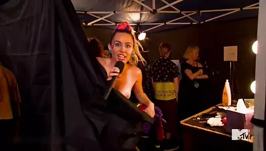 Miley Cyrus - nagrody za teledyski MTV 2015