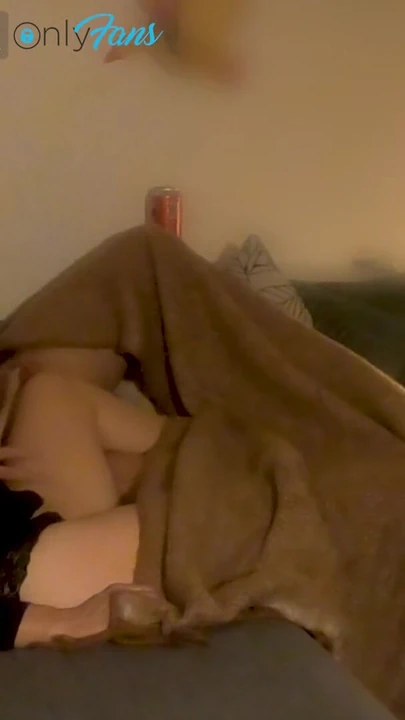 Momen menawan dari "foreplay yang berujung seks sensual dan menghancurkan sofa sambil muncrat bareng-bareng bagian 1"