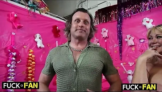 Carlos Rams Siris Hupen, während Ralphs riesiger Schaft tittenfick samantha fickt!