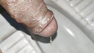 Il mio nuovo video di pipì, che vuole la doccia dorata dal mio cazzo nero indiano