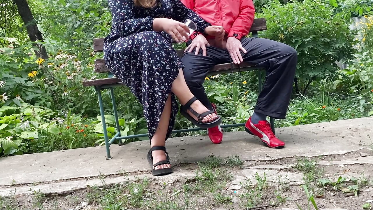 Madrasta ordenha meu pau ao ar livre no parque