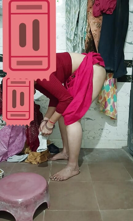 화장실에서의 Priya 핫한 목욕 쇼