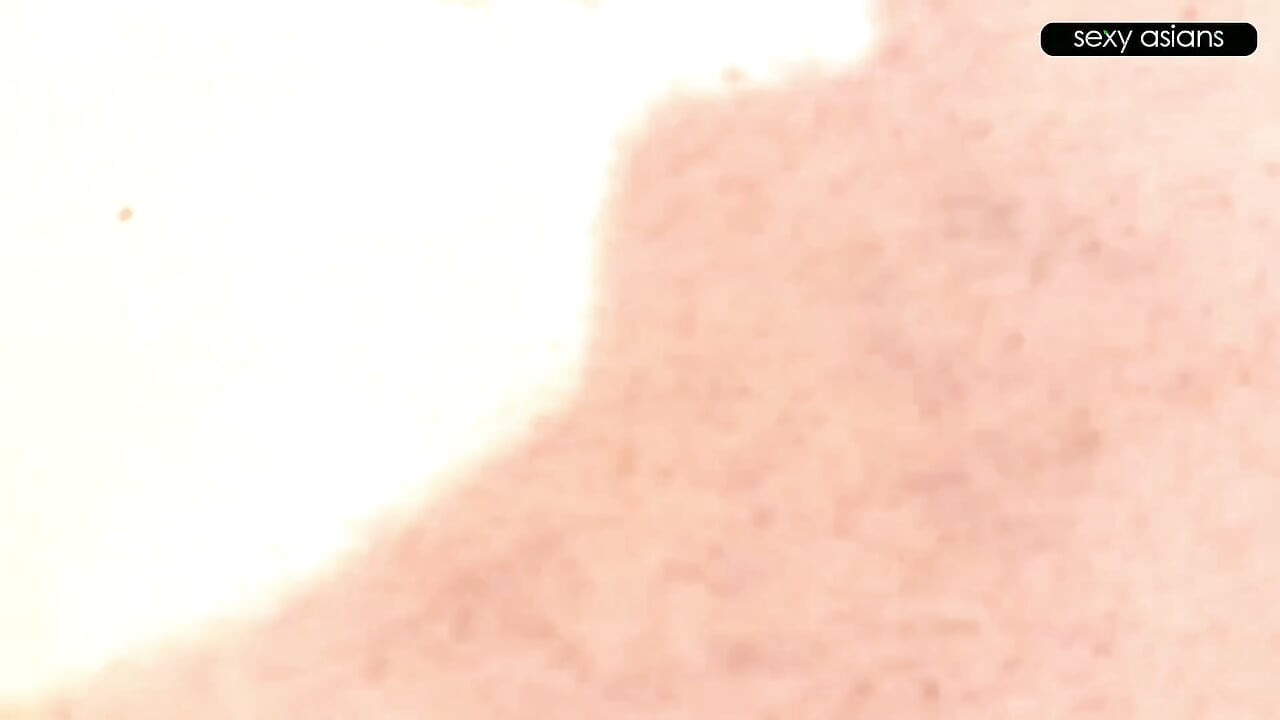 美人な人妻の秘密の情事、レアで独占的な映像でカメラに捉えられる
