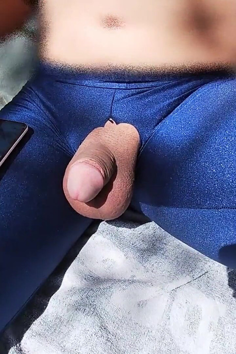 I Take My Cock Out in Front of a Group of People to Show off My Body and Start Masturbating