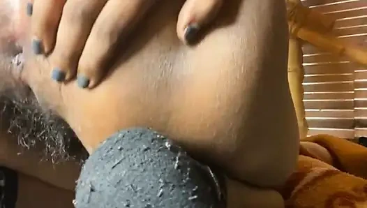 Menyebalkan, memasukkan pensil ke dalam lubang memek