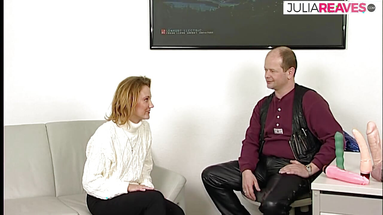 O bombă blondă suge un vibrator imens, apoi îl călărește pe pat