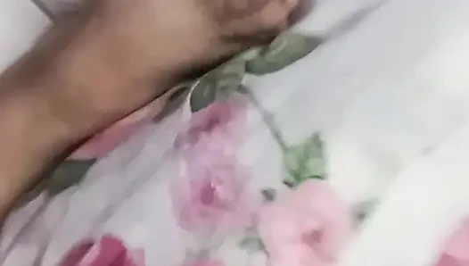 Ngocok diam-diam sampai kaki ibu tirinya diam-diam