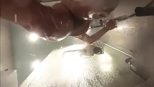 Webcam di bawah saudara tiri mandi. Memek be basah setelah ngentot sama pacarnya