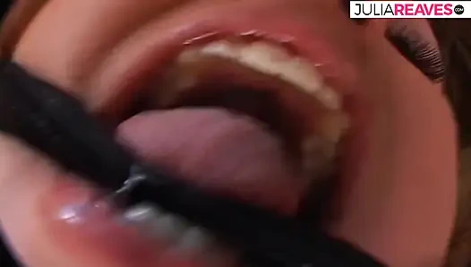 Cewek hot rambut pirang lagi nungging sambil dientot sama kontol besar sambil nyepong kontol pria lain