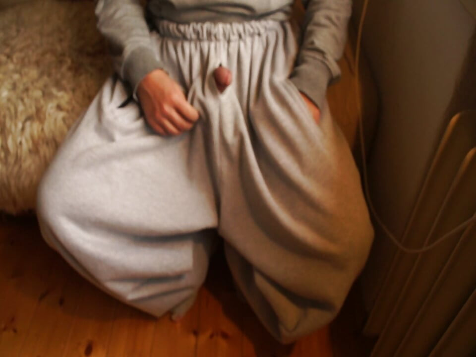 throug the hole in my baggy sweats I can cum