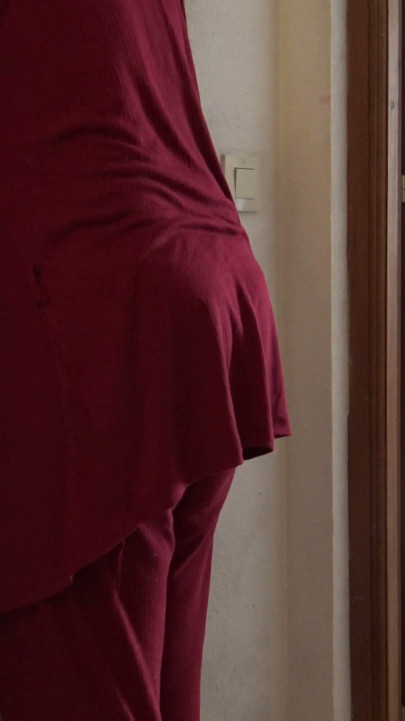 Nymphomaniac wife lets delivery boy cum inside her mouth while husband is at work | Clip 1