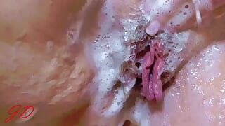 Buceta e peitos na banheira (1)