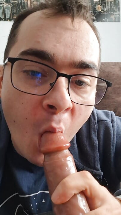 Ağzıma boşalana kadar yarağını emiyor (dildo)