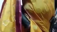 Indische Chennai, schwule Crossdresser-Masturbation in Sari