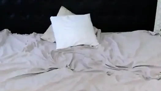 Ngusap baju ibu tiriku dan masukin memekku pakai celana dalamnya