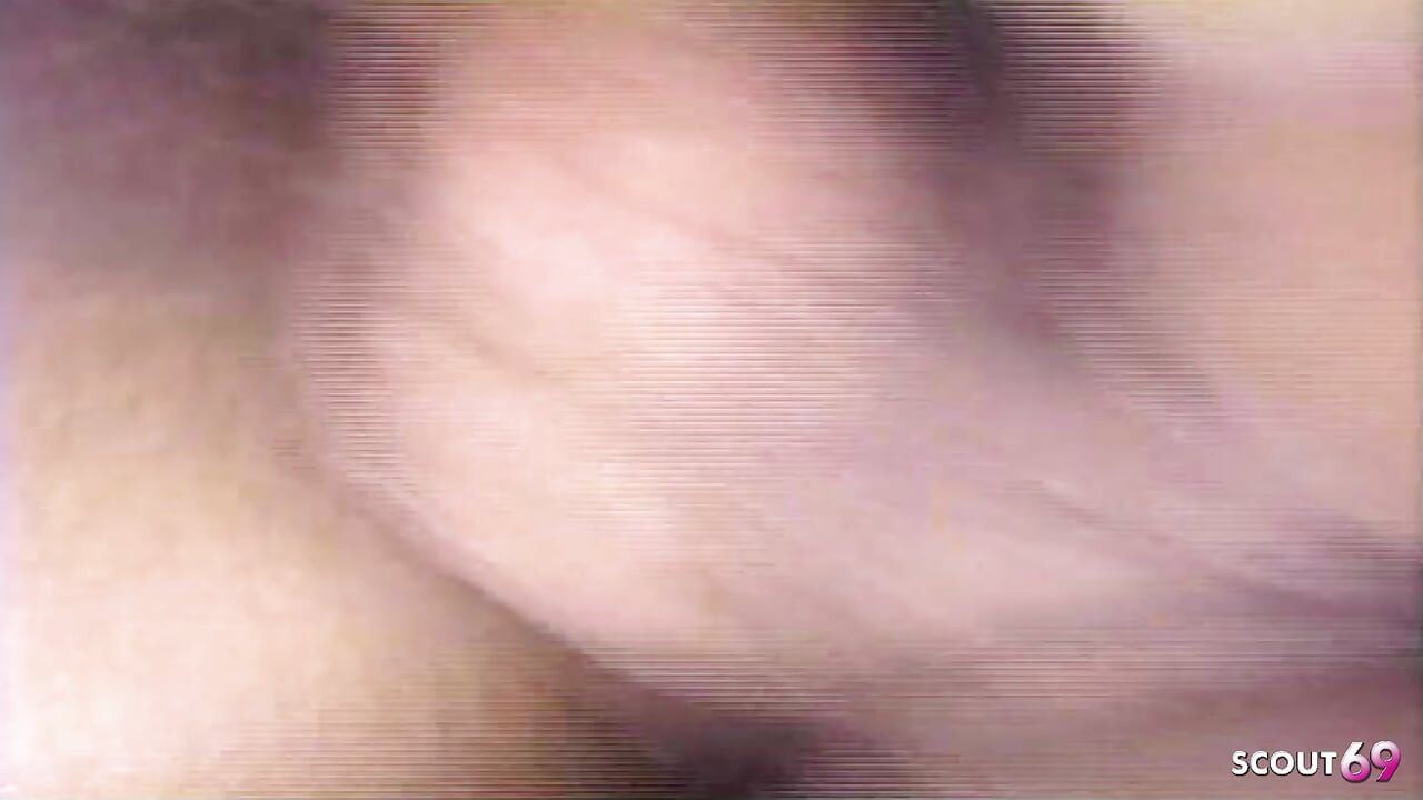 Latina tranny bertetek besar dikongkek dubur ketat mereka di luar rumah