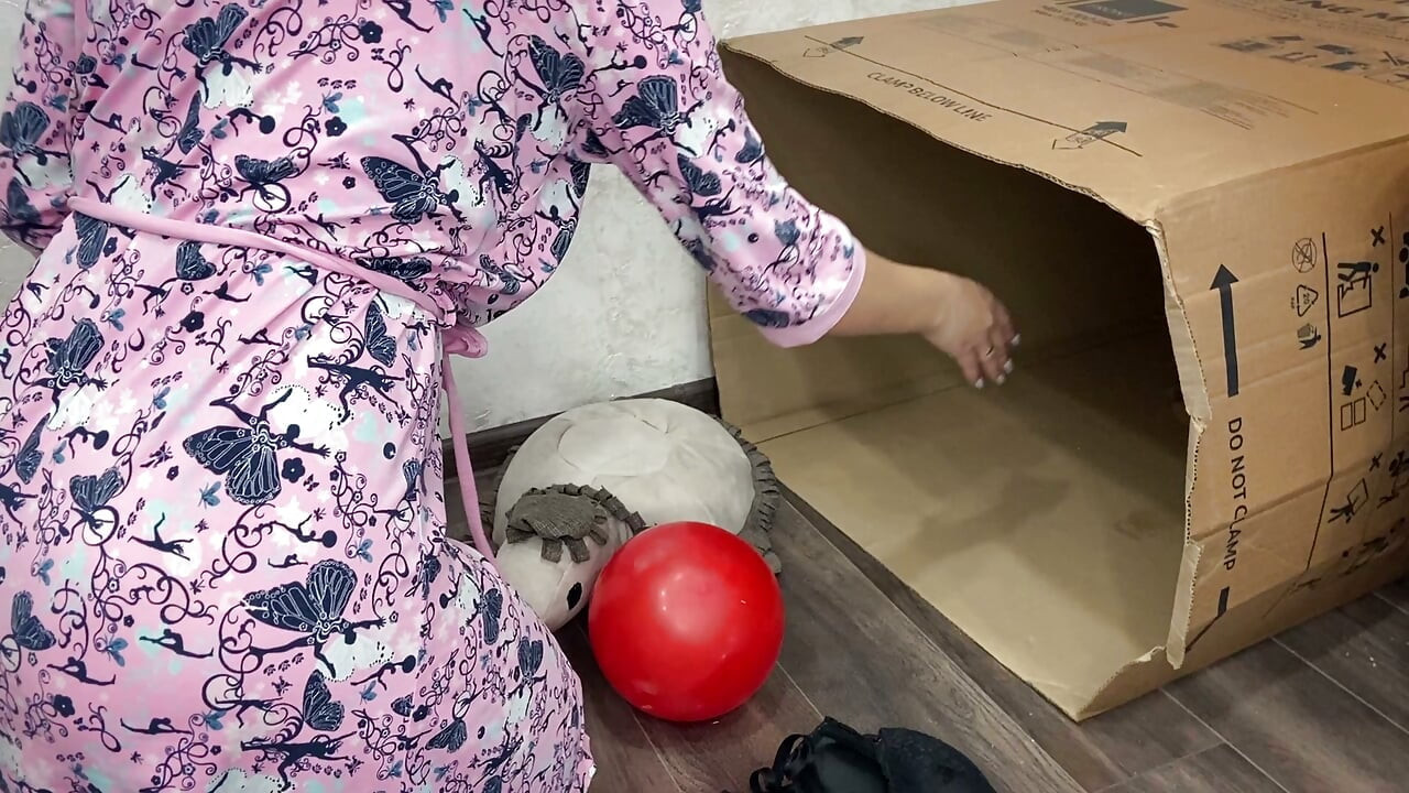 Temizlik yaparken dadı kahyası sıkıştı, şimdi onu sikip amının içine boşalabilirim.