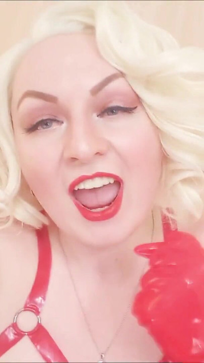 Emotionaler moment aus "Strap-on POV-video: oben ohne Herrin in halterlos über den kniestiefeln mit langen handschuhen - Arya Grander"
