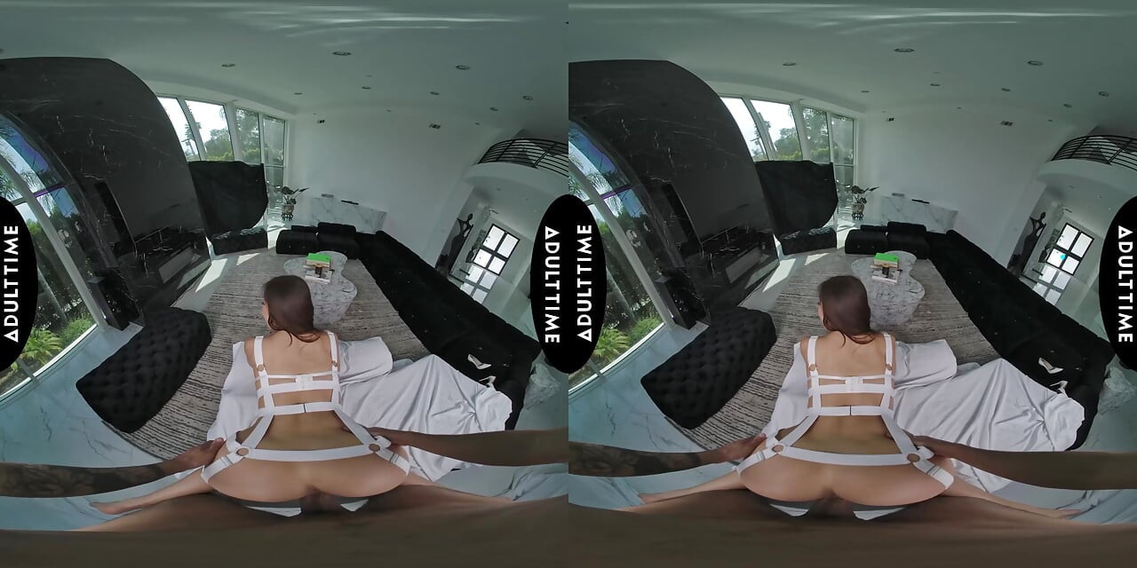 Van dichtbij vr - Nicole Doshi neemt het controle in cowgirl vr pov met hardcore rit met grote tieten