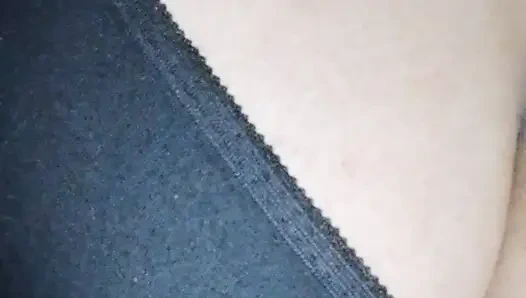 Dakkalı evli kadın vücudunu ve amcığını gösteriyor