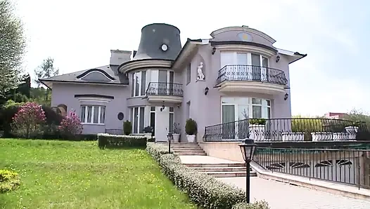 Heißes zimmermädchen bekommt ihr arschloch von einem riesigen schwanz hart flachgelegt