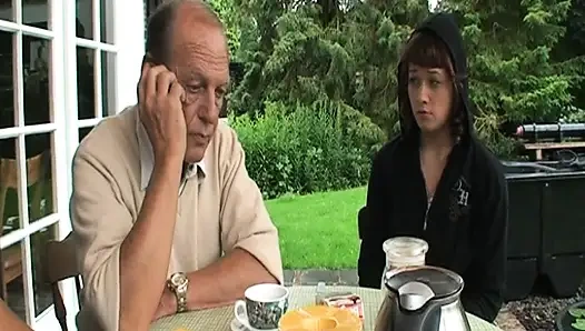 Alter opa fickt seine enkelin, dann schließen sich oma und seine freundin ihm an