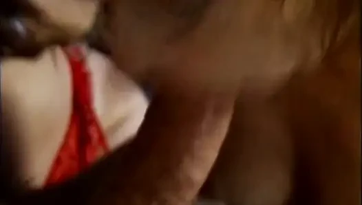 Azgın orta yaşlı seksi kadın derin yumruk sokma eyleminden çılgınca fışkırtıyor