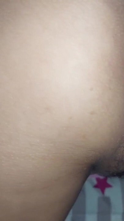 ลูกชายของเพื่อนบ้านมาเย็ดภรรยาของฉันในขณะที่เธอพักผ่อนอยู่บ้านคนเดียว | คลิป 2