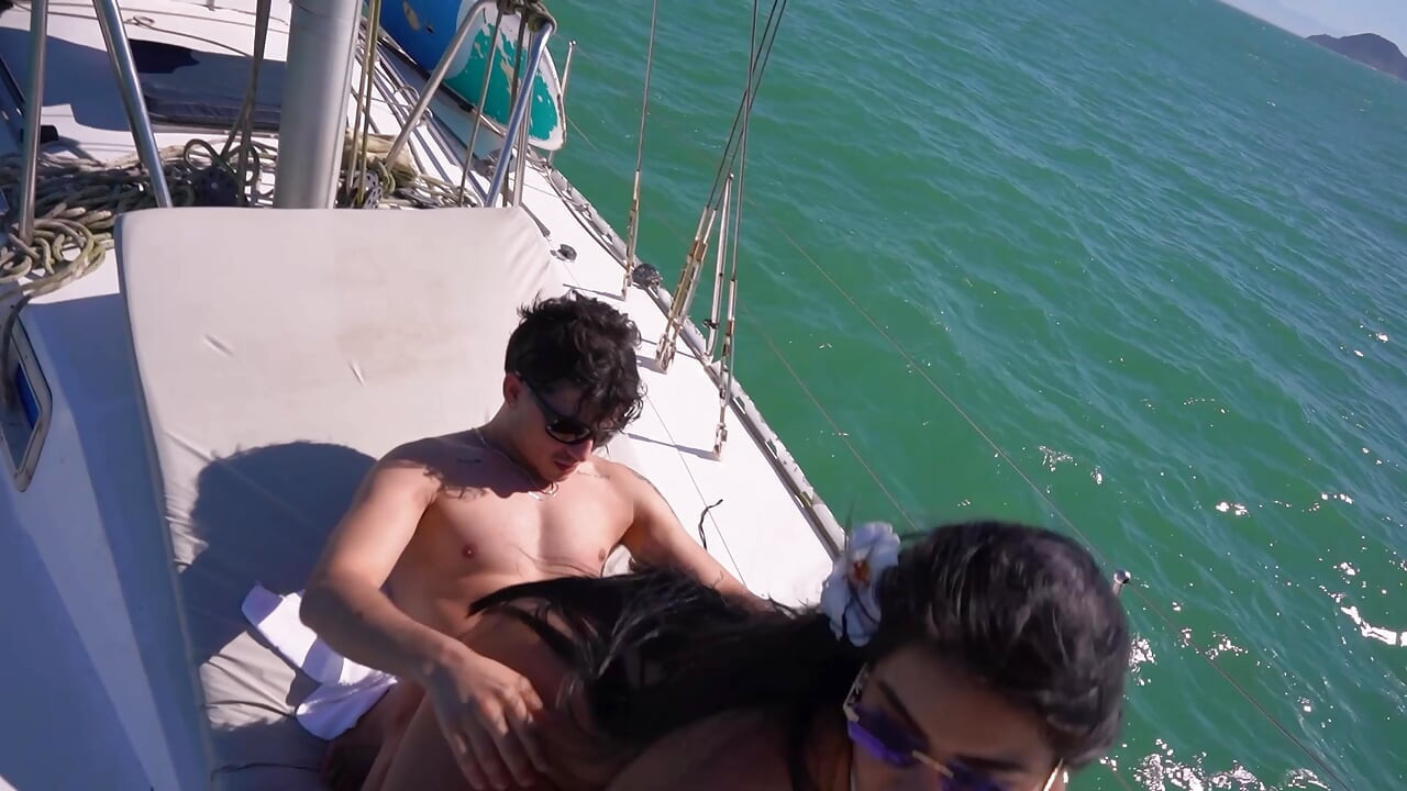 O mamă sexy țâțoasă se fute pe un iaht în Rio de Janeiro cu un tânăr timid!