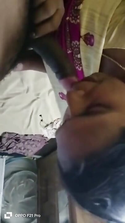 サリーを身に着けた妻 跪く フェラチオ