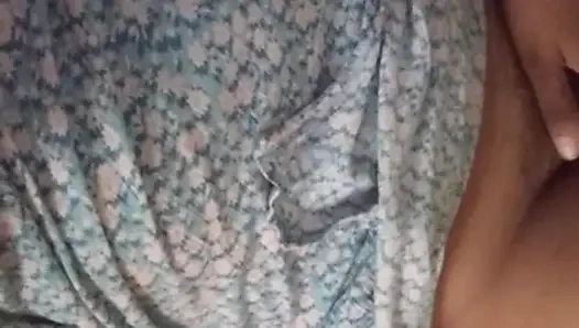 Cewek sri lanka ini lagi asik muasin memek beceknya pakai dildo di kamar mandi