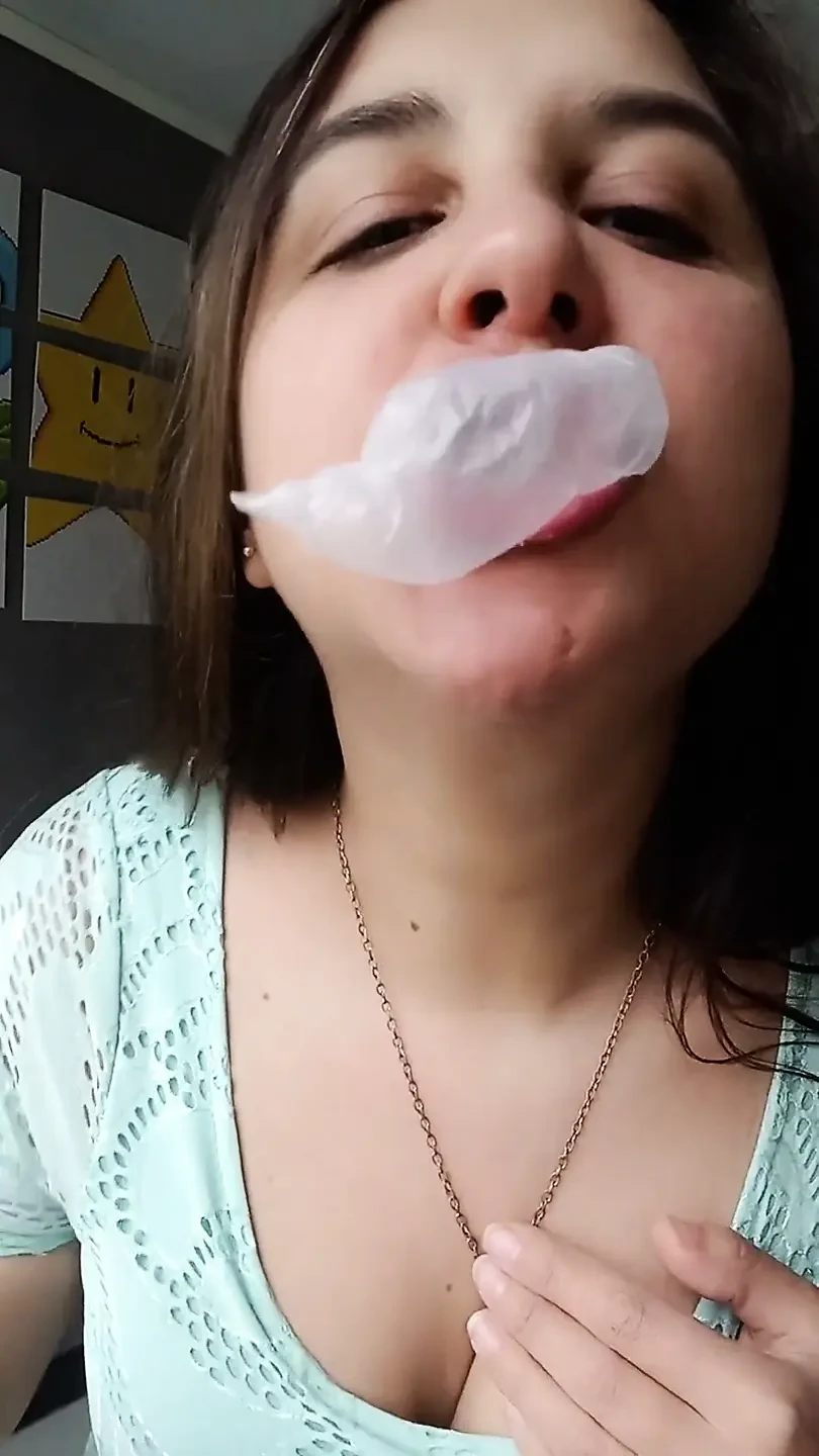 Bubblegum Close up Chew & Blow - Bunny Looner