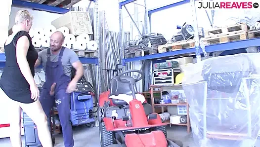 Mollige schlampe lutscht einen riesigen schwanz und wird dann nach der masturbation gefickt