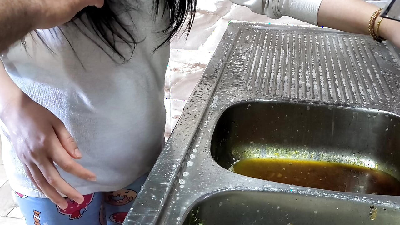 サウジ男性がキッチンでアラブ人メイドとセックス