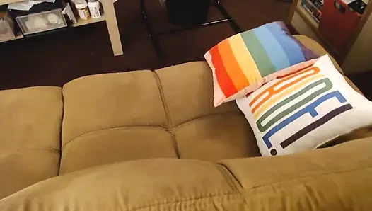 Tante seksi dengan memek tembus pandang di sofa