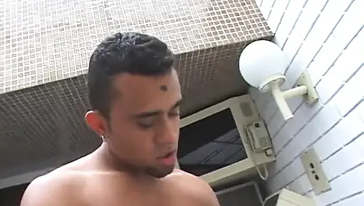 Sigara içen sürtük amcığını siktiriyor ve sonra biseksüel adamlarla üçlü seks yapıyor