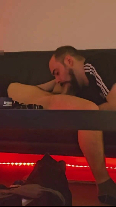 Uzbudljiv trenutak iz filma "Hetero ćelavi tip uvjeren nakon što mu je pomogao"