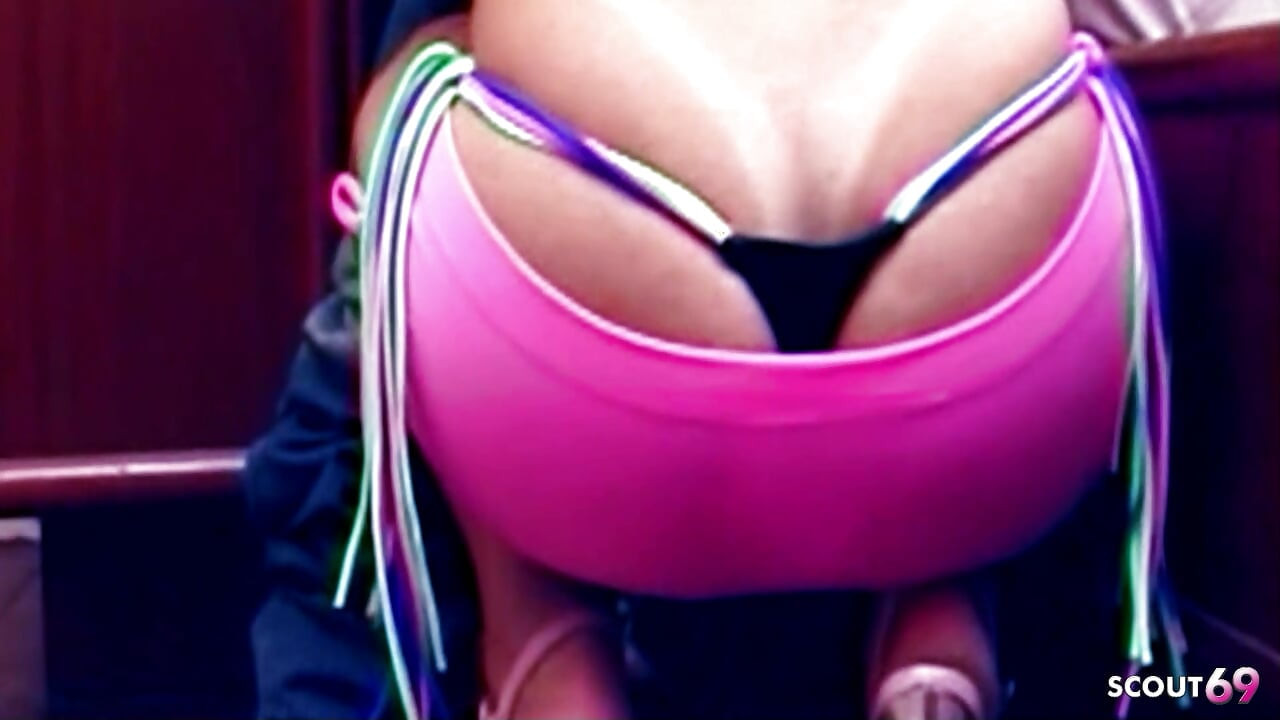 Un mec extrêmement poilu se fait sodomiser dans un trio avec une trans sexy à gros nichons