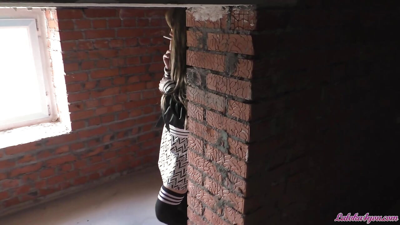 Estudante fumando em casa abandonado chupando pau de estranho e fodendo