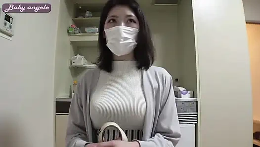 Zarif ve sessiz eş. F-cup sarkık göğsü ve beklenmedik şekilde duyusal dil kışkırtması - bölüm 1