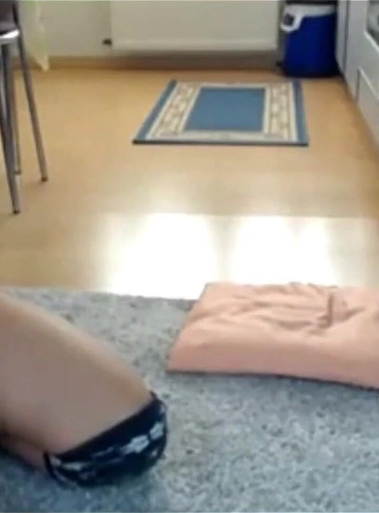 Linda sexydea muestra el culo en la webcam en vivo