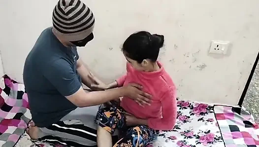 Hemşireyi yalnız görünce, hasta göğüslerini bastırdı ve onu sikti.