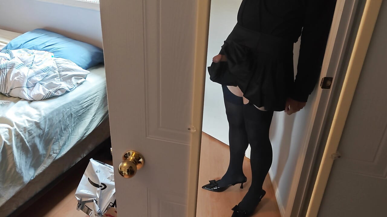 Salope de bureau travestie se branle et jouit partout sur ses bas et ses talons
