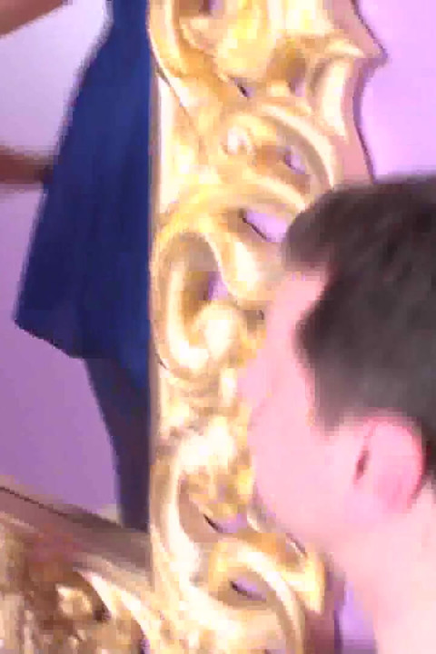 Sclav cerșind stăpâna care se admiră în fața oglinzii