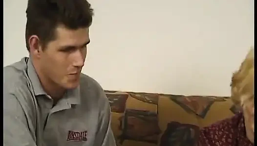 Волосатую зрелую шлюшку трахает молодой чувак