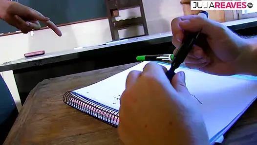 Cewek cantik makan air mani setelah disetubuhi oleh kontol besar